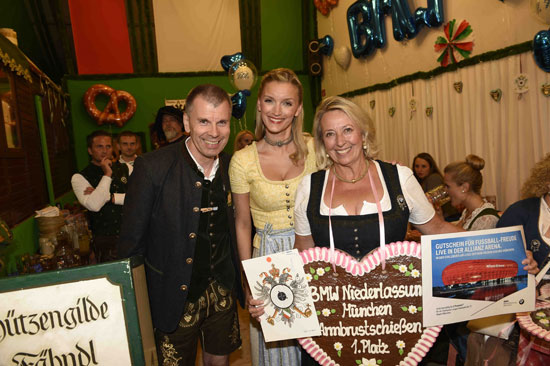 Peter Mey, Leiter der BMW Niederlassung M&uuml;nchen, Liesl Weapon, mit "Sch&uuml;tzenk&ouml;nigin" Marianne Wille beim Armbrustschie&szlig;en der BMW Niederlassung M&uuml;nchen im Armbrustsch&uuml;tzenzelt beim 184. Oktoberfest am 18.09.2017 Agency People Image (c.) Michael Tinnefeld  
